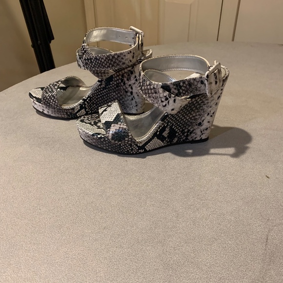 White House Black Market Black/White Snakeprint Wedge Platform Sandals sz 8.5 M - Picture 4 of 7